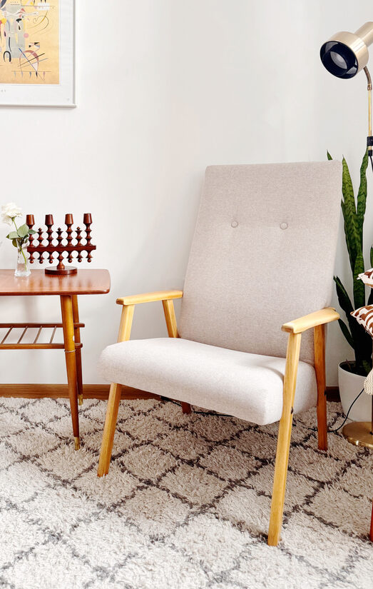 Restaurēts midcentury stila klubkrēsls