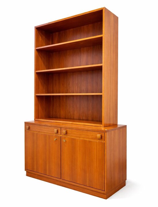 Restaurēts tīkkoka skapis / bufete