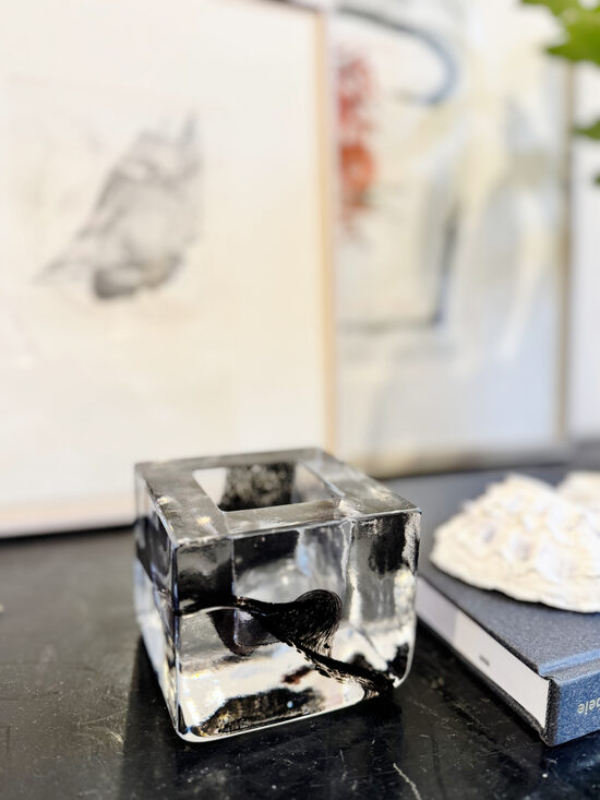 Kristāla trauciņš ar tumši violetu dizainu