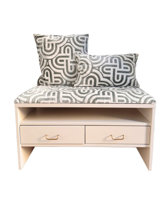 Koridora skapītis ar mīkstu sēžamo virsmu