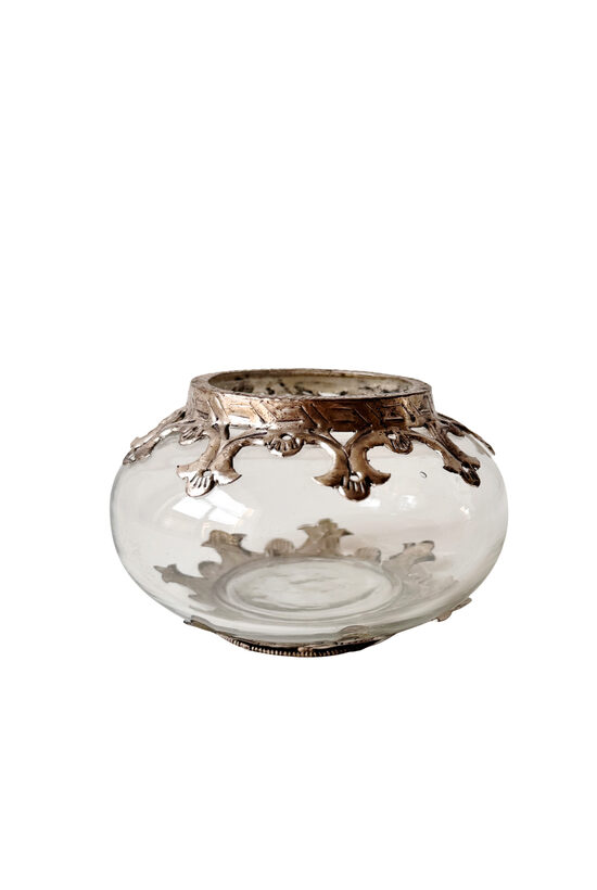 Stikla vāze ar metāla dekoriem