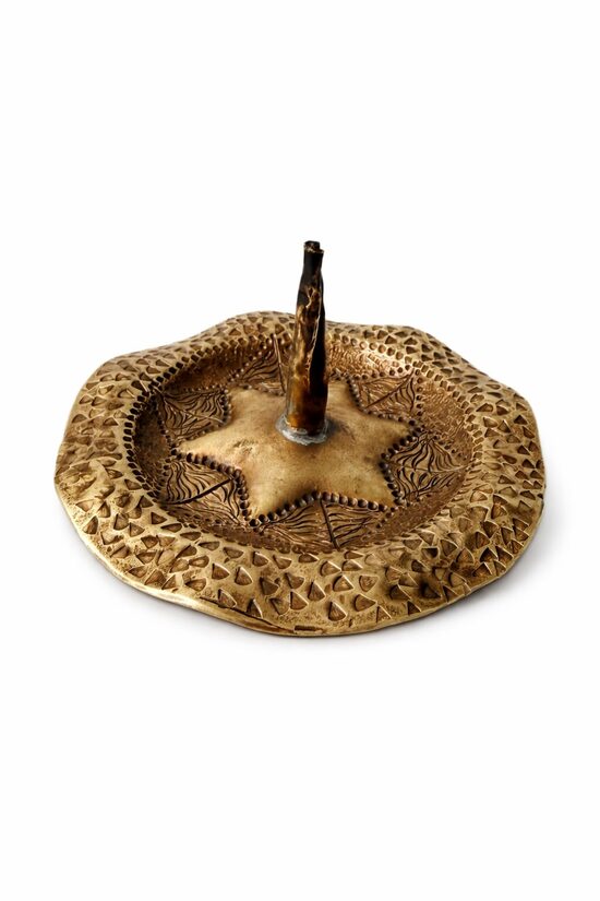 Misiņa svečturis ar zvaigzne motīvu