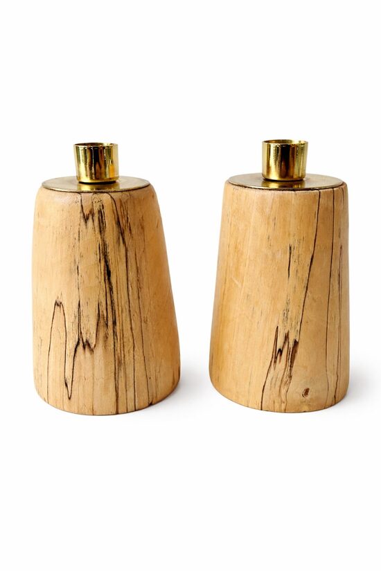 Rokām Darināts Koka Svečturu Pāris 