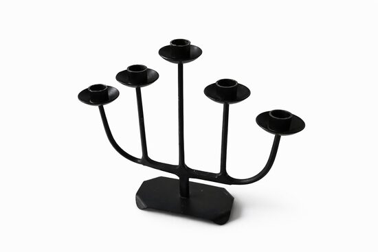 Melns metāla svečturis