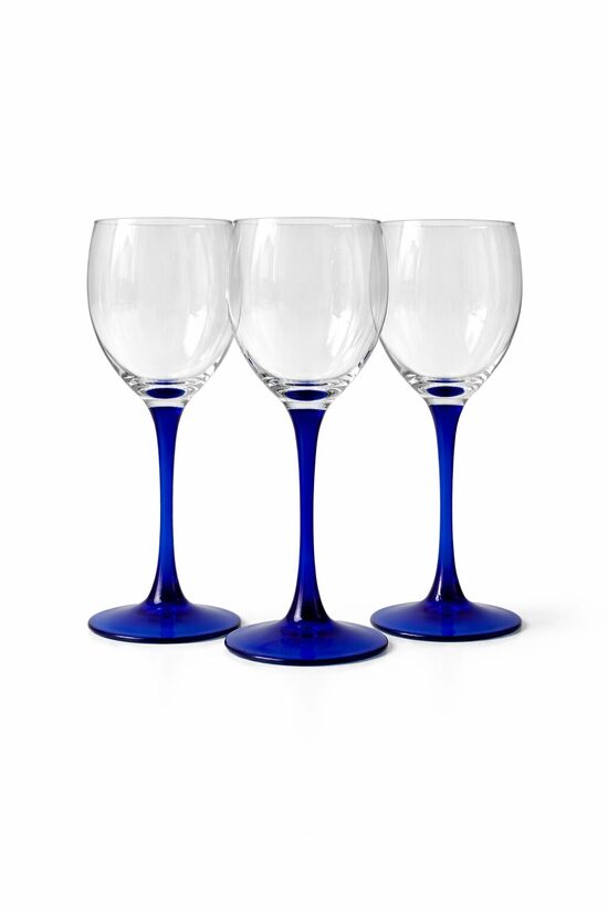 Komplekts ar astoņām vīna glāzēm ar koši zilu kājiņu