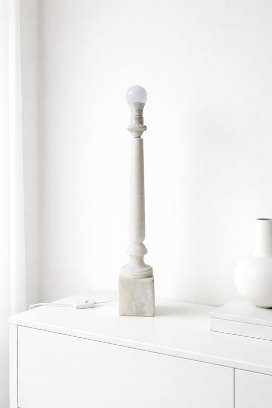 Baltā marmora galda lampa