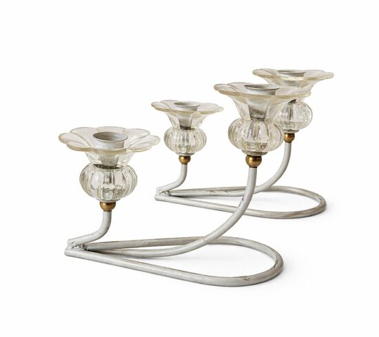 Metāla svečturis ar stikla ziedu motīvu