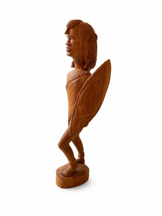 Koka statujiņa vīrietis ar vairogu
