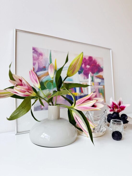 Pelēka stikla vāze