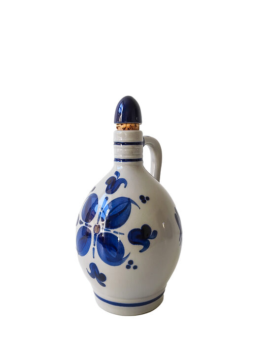 Keramikas karafe ar rokām gleznotu ziedu ornamentu 