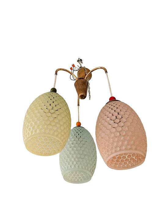 Lustra ar krāsainiem stikla kupoliem