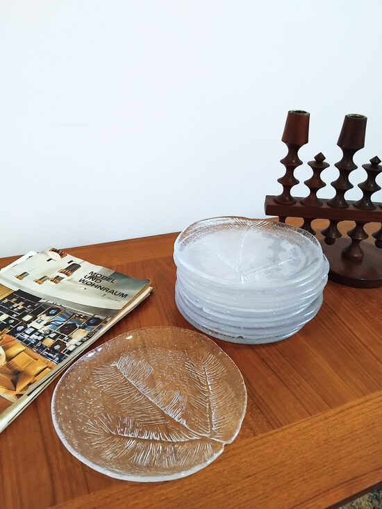 Stikla šķīvji ar presētu lapas dekoru vidū