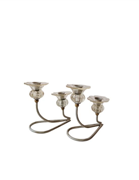 Metāla svečturis ar ziedu motīvu