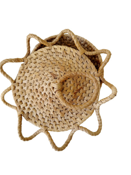 Pīts apaļš salmu trauks ar vāku