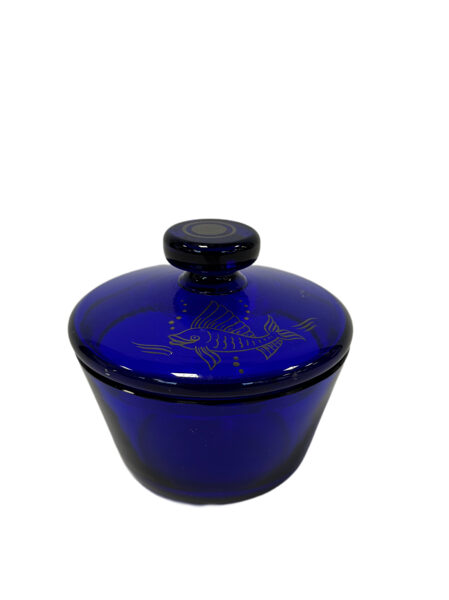 Zils stikla trauks ar zelta gleznojumu