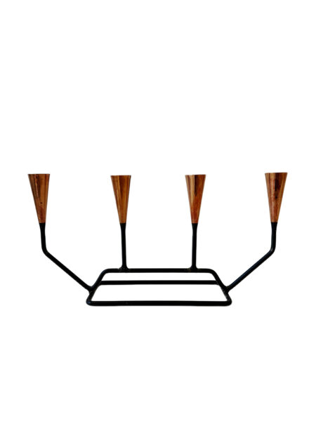 Melns kalts metāla svečturis ar misiņa detaļām