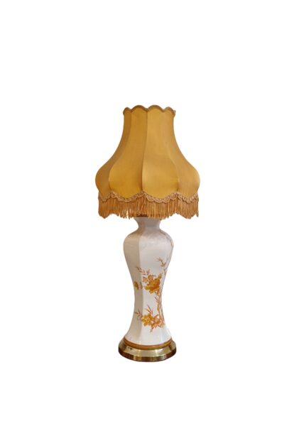 Lampa ar apgleznotu porcelāna pamatu