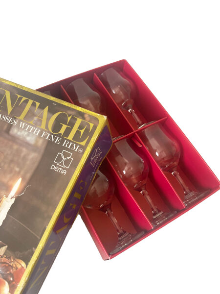 Vīna glāzes ar orģinālo iepakojumu