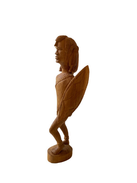 Koka statujiņa vīrietis ar vairogu