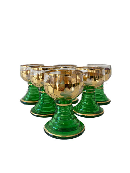 Liķiera glāzes ar zaļu kājiņu un zelta augšdaļu