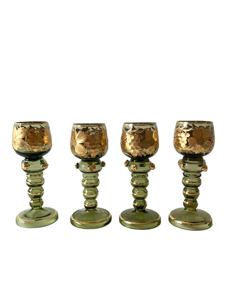 Vīna glāžu komplekts ar zelta ornamentiem