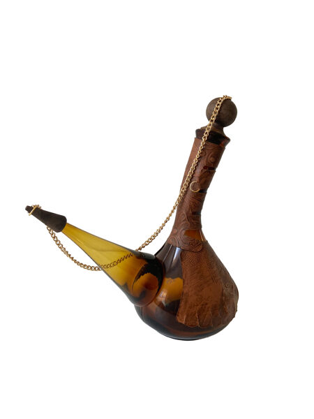 Stikla pudele ar ādas apvalku