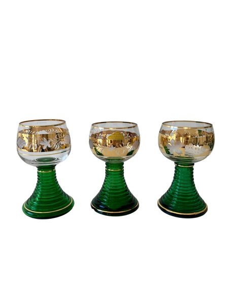 Vīna gāzes ar zelta dekoru un zaļu kājiņu